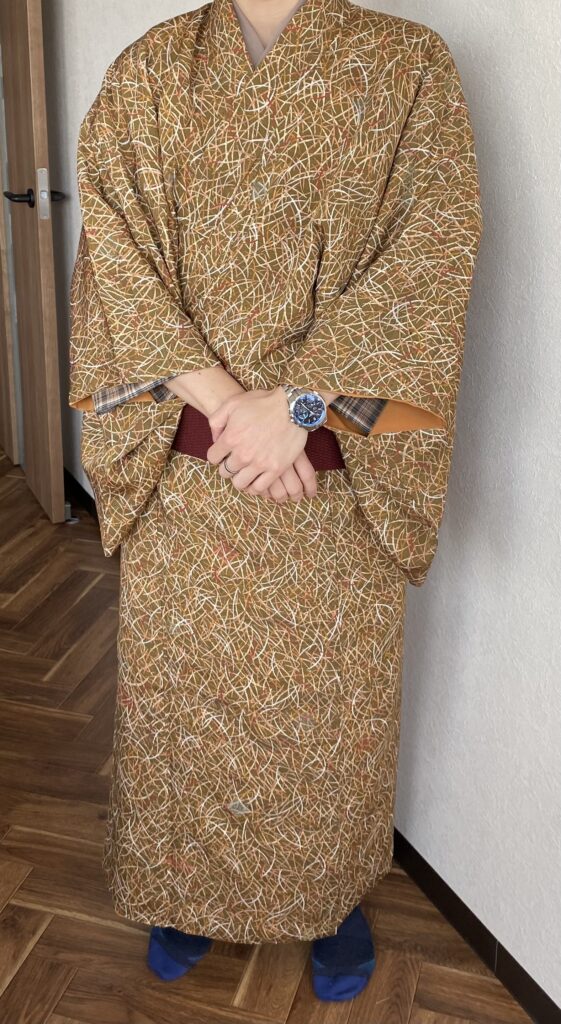 帯前で両手を重ねる